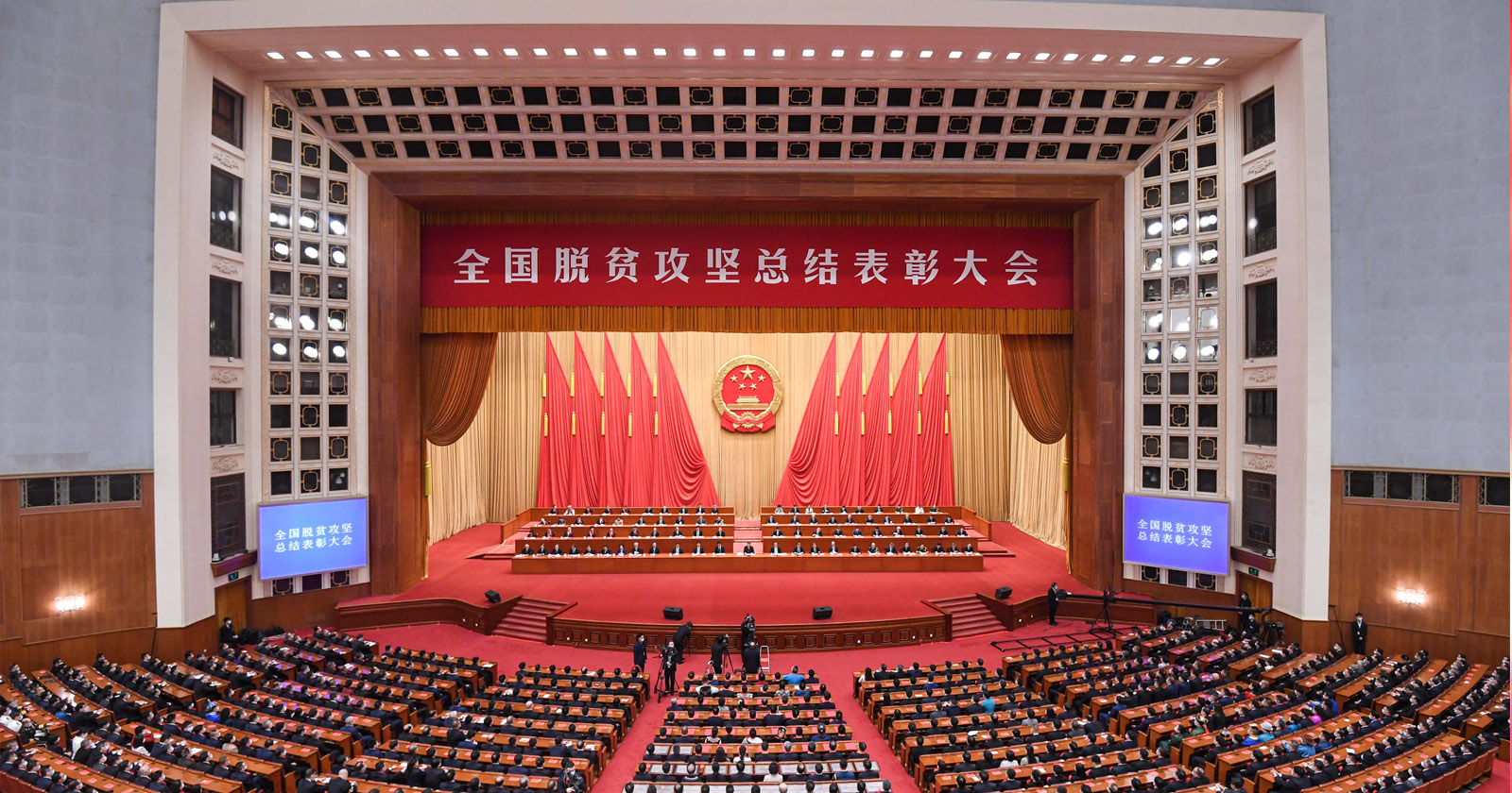 2021年2月25日，全国脱贫攻坚总结赞美大会在北京人民大会堂隆沉进行，Z6官网股份荣获“全国脱贫攻坚先进集体”称号，温志芬董事长代表公司进京接受赞美。.jpg